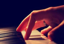 开云APP-舞台越大，他越强！哈利伯顿掌控全场，马刺体系全面压制魔术