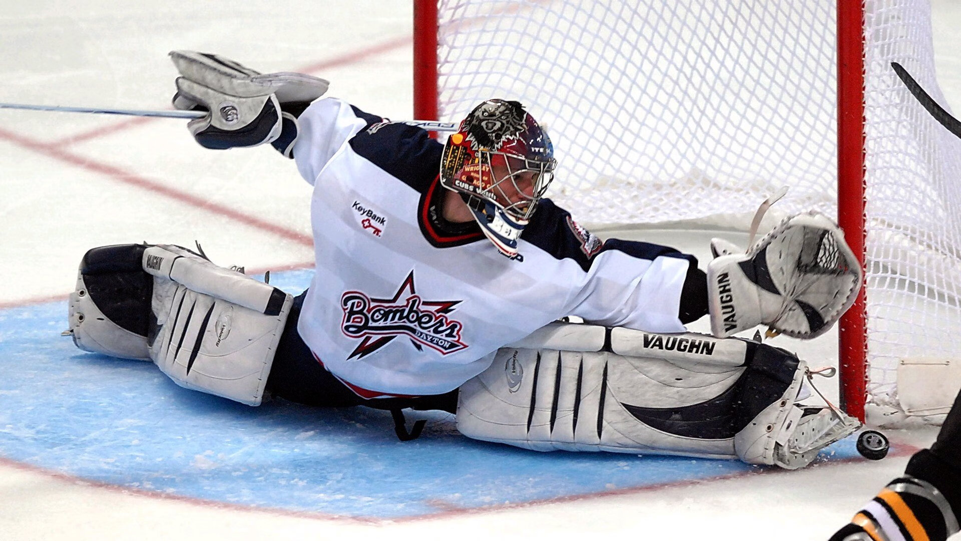 赛道上的指挥家，阿圭罗以完美节奏掌控F1街道赛之夜