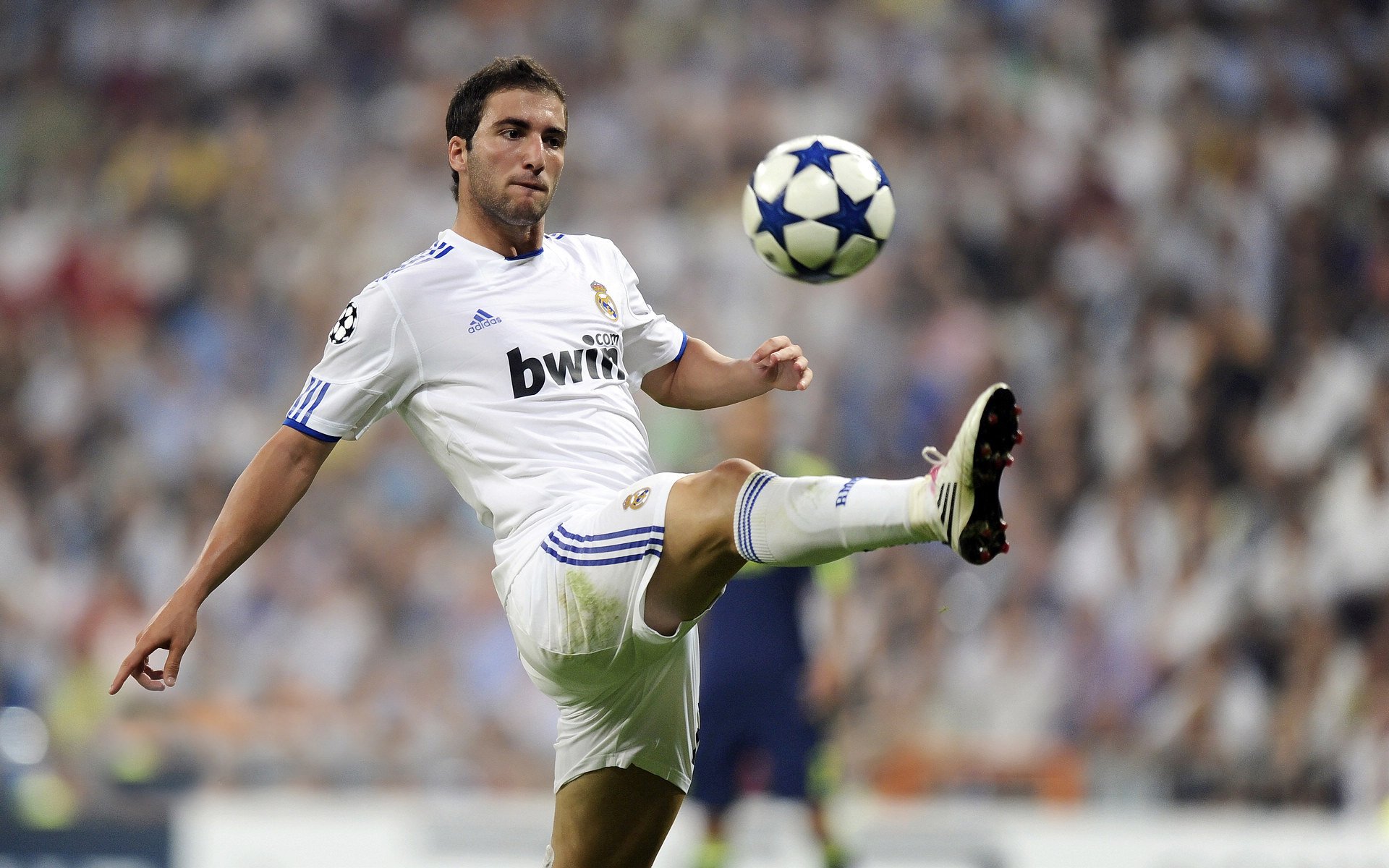 哈弗茨持续制造杀伤,哥伦比亚对阵智利上演南美足球的战术博弈